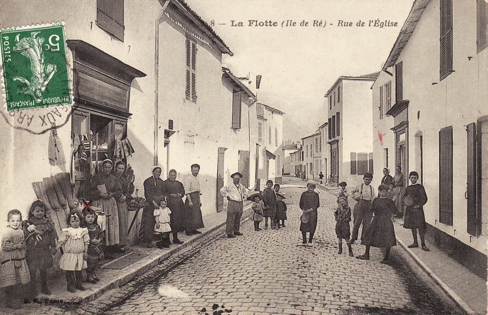 Une rue commerçante dans le village de la flotte, dans l'île de Ré, au début du siècle.